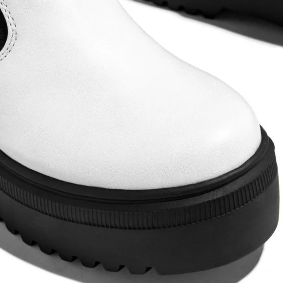 !! NEW !! White Vegan Leather Pull On Chelsea Lug Sole Boots - Picture 3 of 5